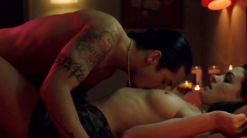 Anne Hathaway Gets Naked